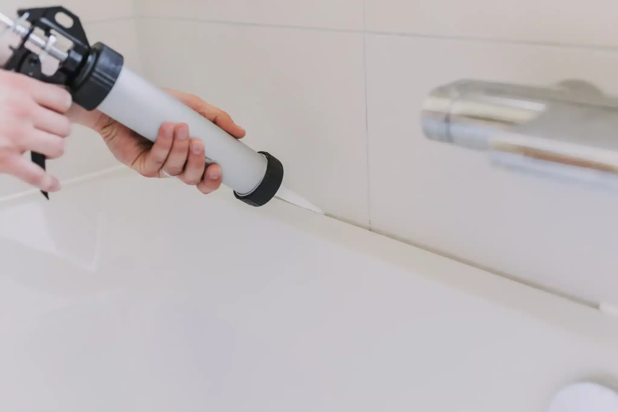 Kitten in de badkamer | Verfplaza