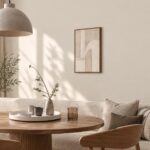 Eetruimte en tafel met Quiet Greige op muur