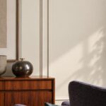Ruimte met stoel en muur in Quiet Greige