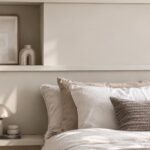 Slaapkamer met bedframe en muur in Quiet Greige