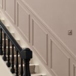 Trap met muur in Calm Taupe
