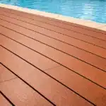 CetaBever Vlonder & Terrasbeits Anti slip voorbeeld teak bij een zwembad