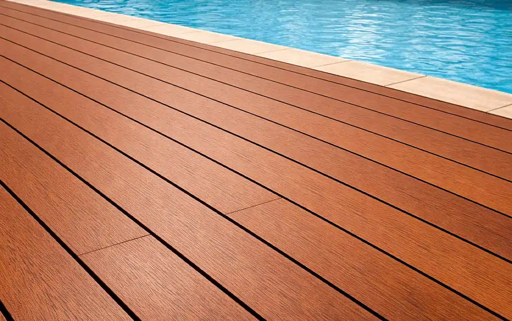 CetaBever Vlonder & Terrasbeits Anti slip voorbeeld teak bij een zwembad