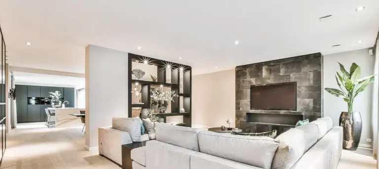 Witte RAL kleur op het plafond in een woonkamer