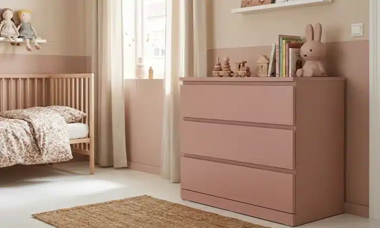 Gelakte IKEA kast in een kinderkamer