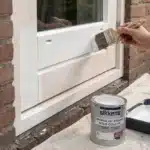 Sikkens Grondlak wordt aangebracht op een buitendeur