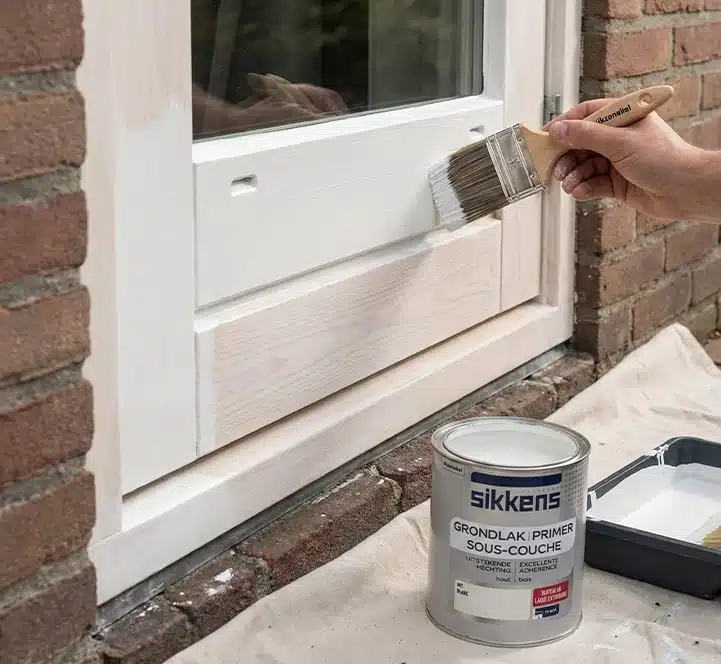 Sikkens Grondlak wordt aangebracht op een buitendeur
