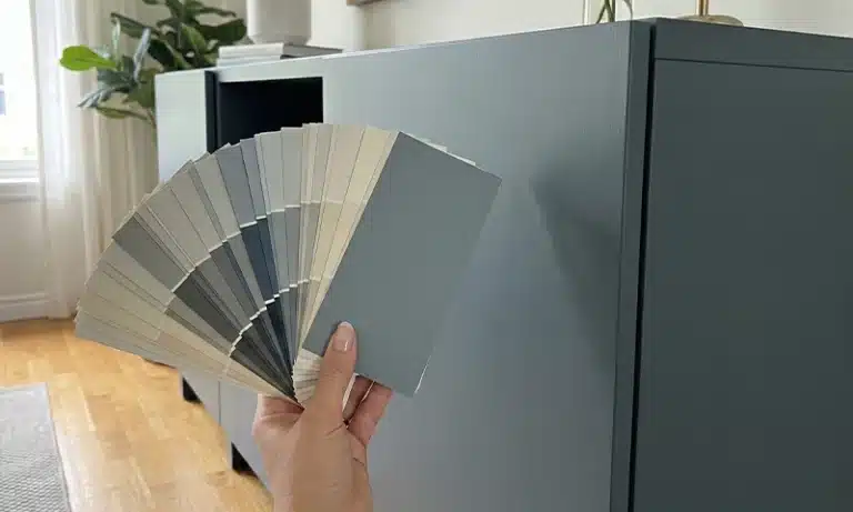 Een kleurenwaaier naast een IKEA meubel