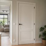 Net geschilderde witte binnendeur in woonkamer