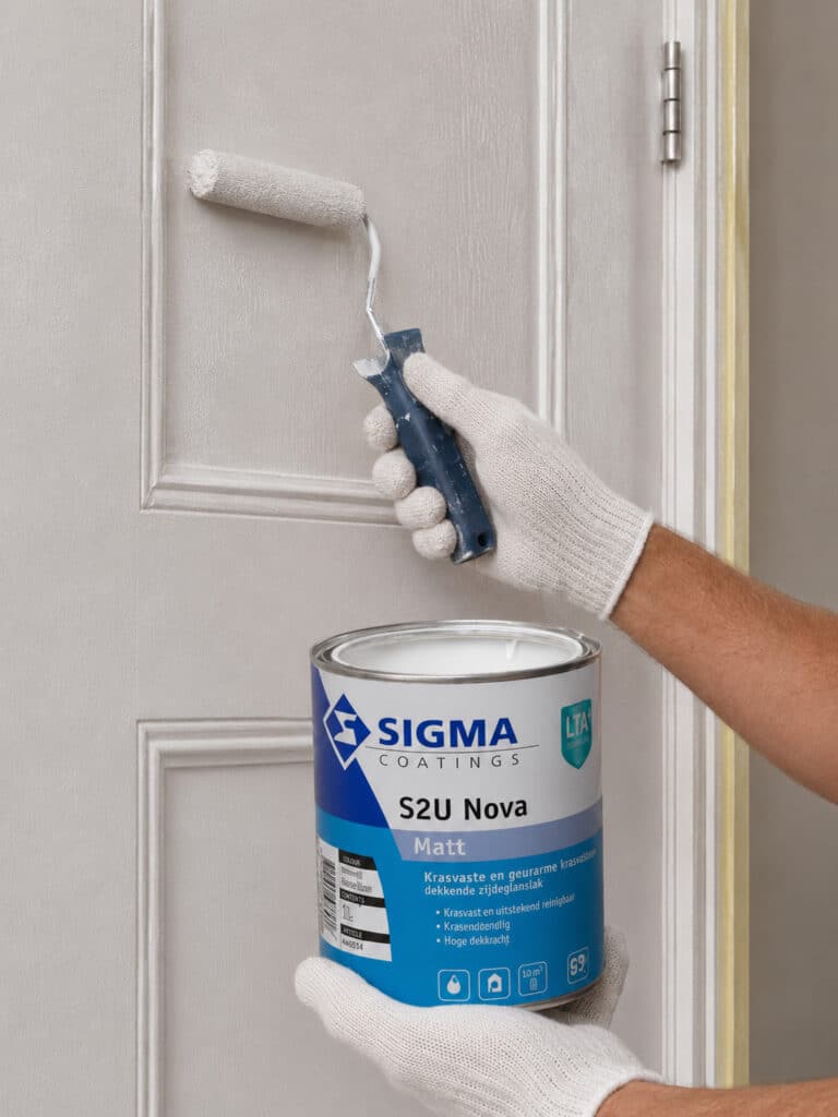 Schilder schildert binnendeur met Sigma Nova Matt