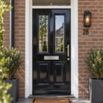 Hoogglans zwarte voordeur Nederlandse woning