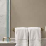 Badkamer met hangende handdoeken in Natural Stone