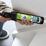 Bison Acrylaatkit Snel 30 Minuten wordt gebruikt op een trap