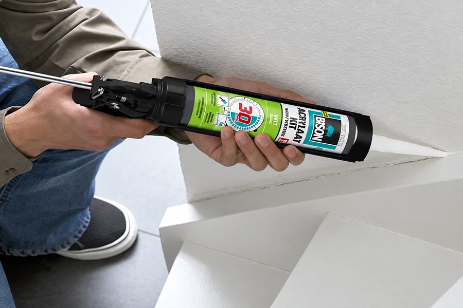 Bison Acrylaatkit Snel 30 Minuten wordt gebruikt op een trap