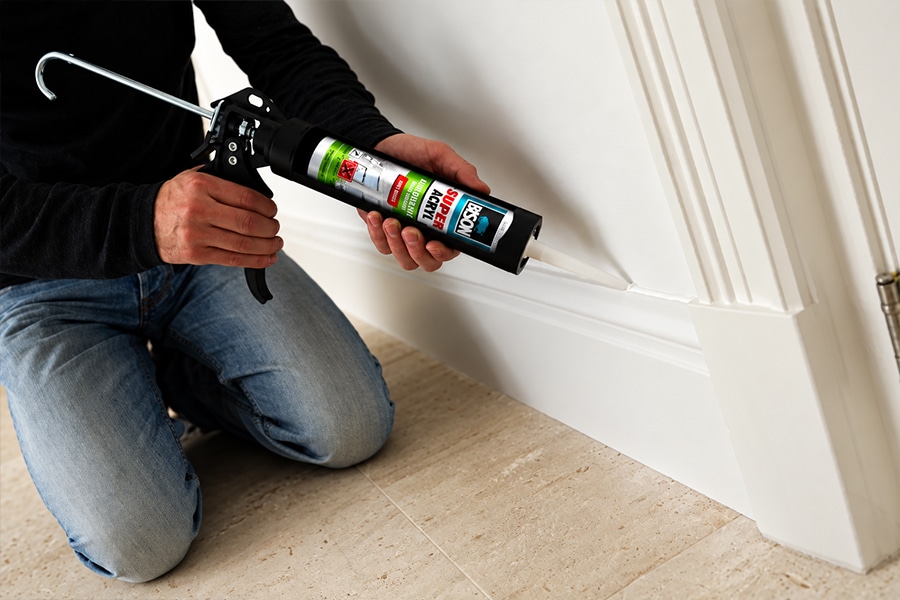 Bison Super Acrylaatkit Anti Crack voorbeeld bij plinten