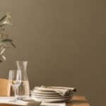 Eettafel en muur in Earthly Calm