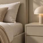 Moderne bedframe en muur in Natural Stone