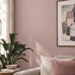 Moderne zithoek met stoel en muur in Blossom Breeze