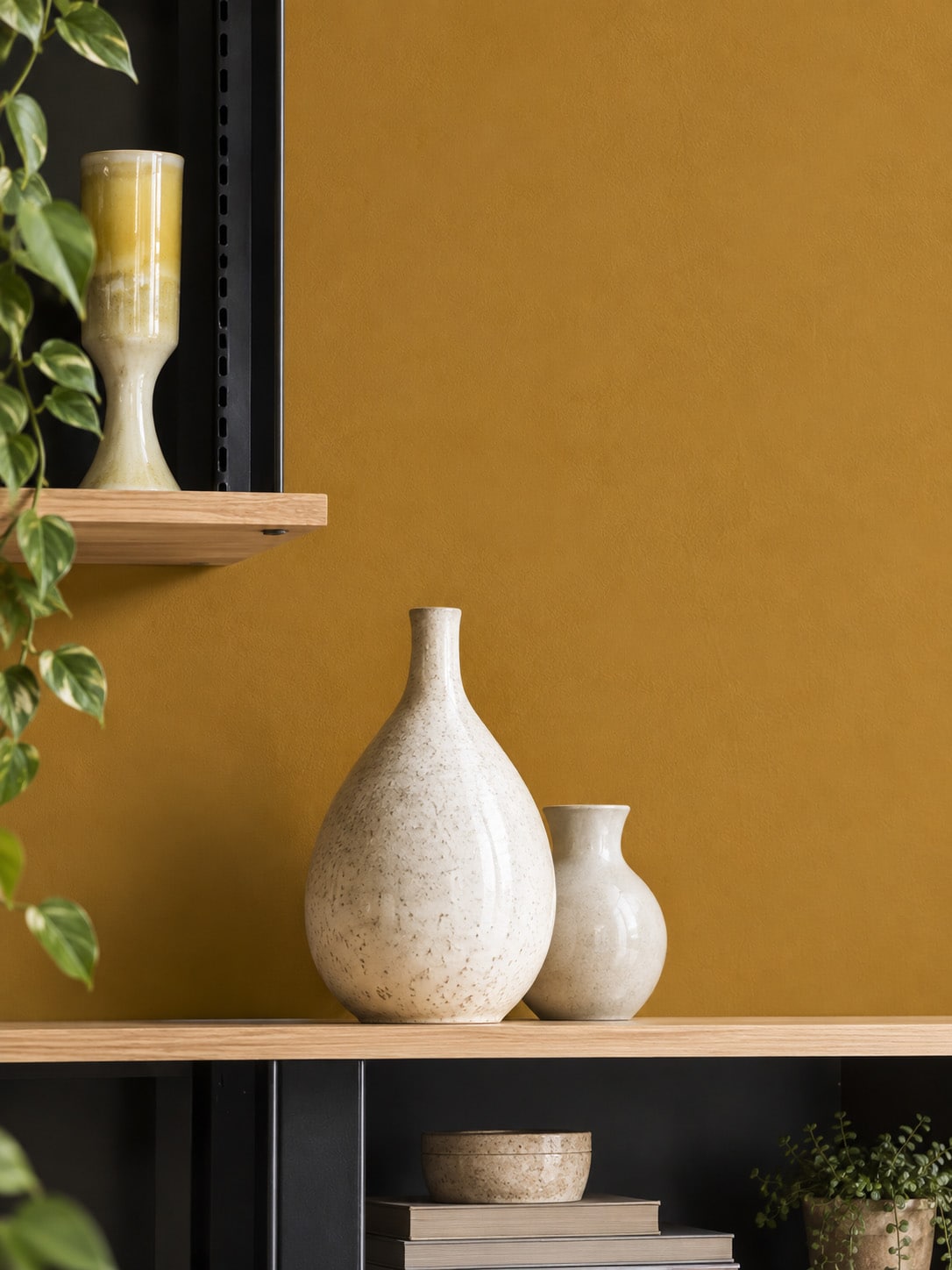 Muur met wandplanken in Joyful Gold