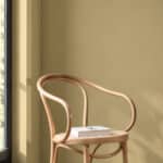 Stoel in hoek met muur in Sunny Ease