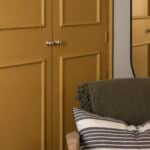 Zithoek met wandkast in Joyful Gold