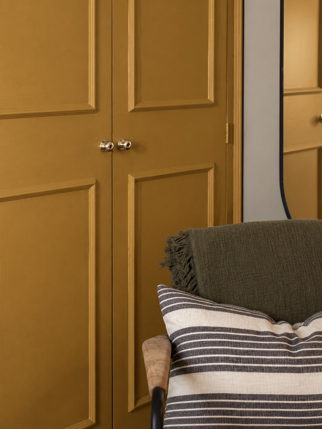 Zithoek met wandkast in Joyful Gold