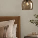 slaapkamer met bedframe en muur in Silent Cloud