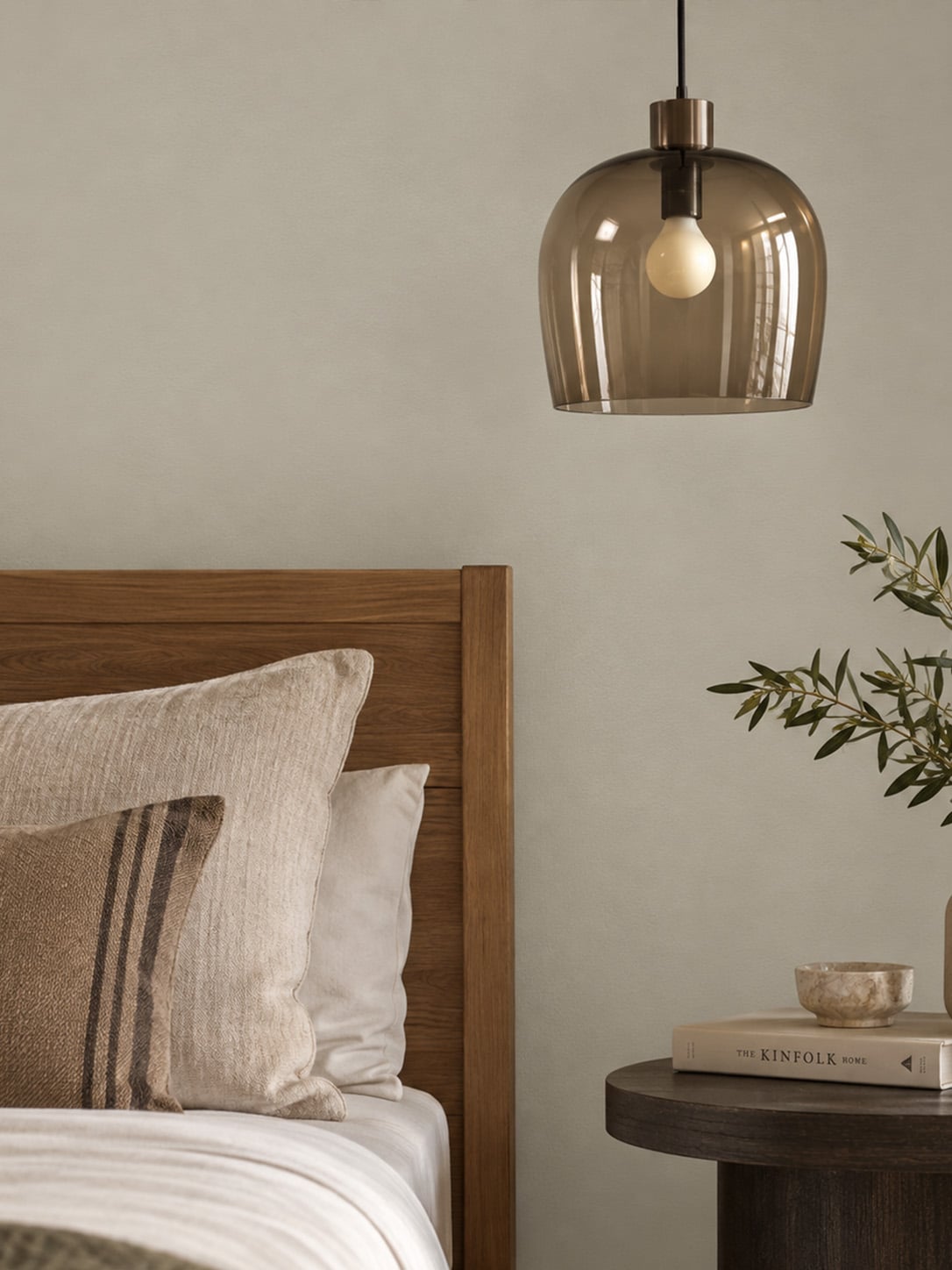 slaapkamer met bedframe en muur in Silent Cloud